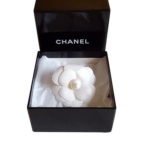 broche camelia blanc chanel|Chanel 1.5 camellia diamond.